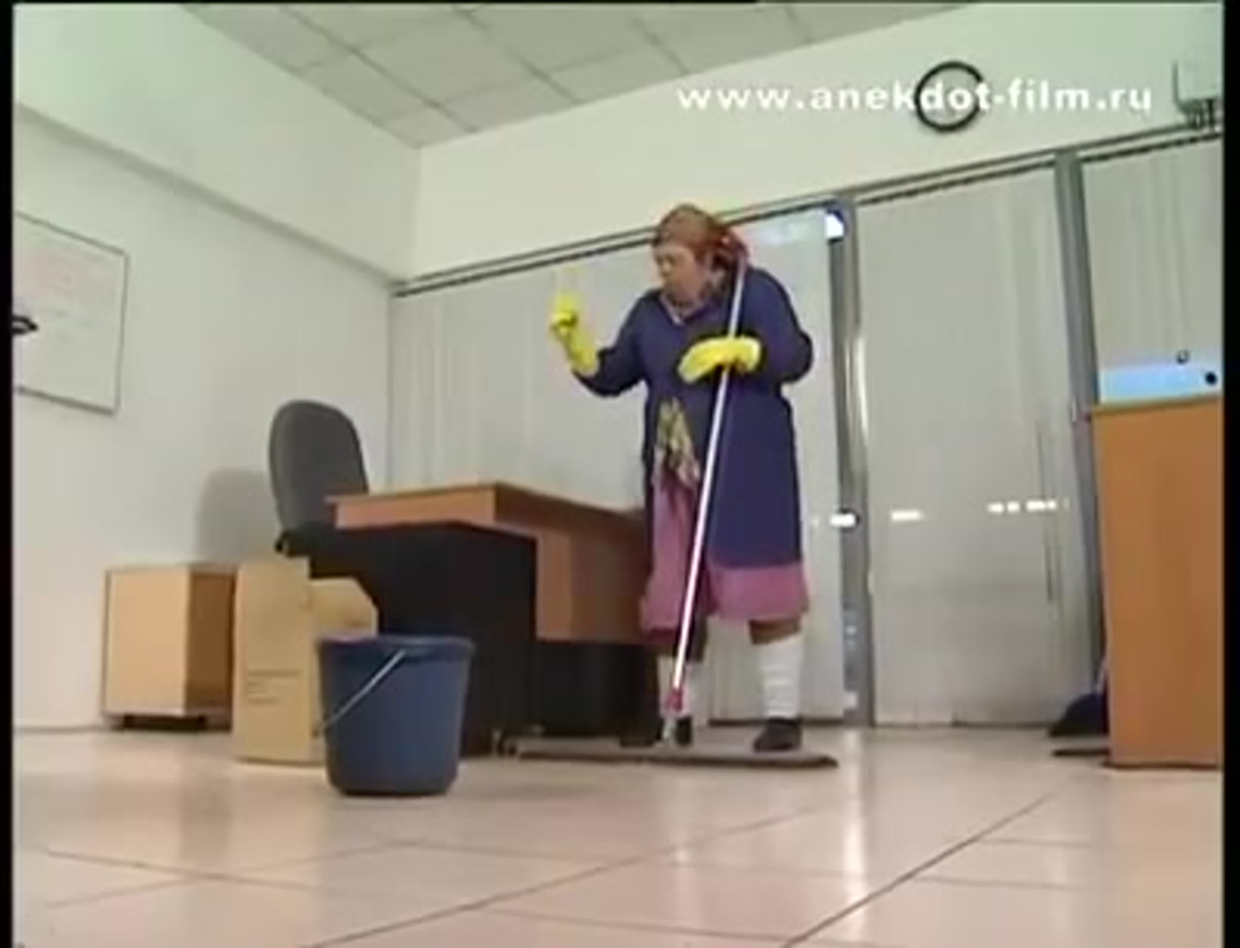 Уборщица размечталась как начальник будет лизать ей сапоги Уборщица размечталась как начальник будет лизать ей сапоги