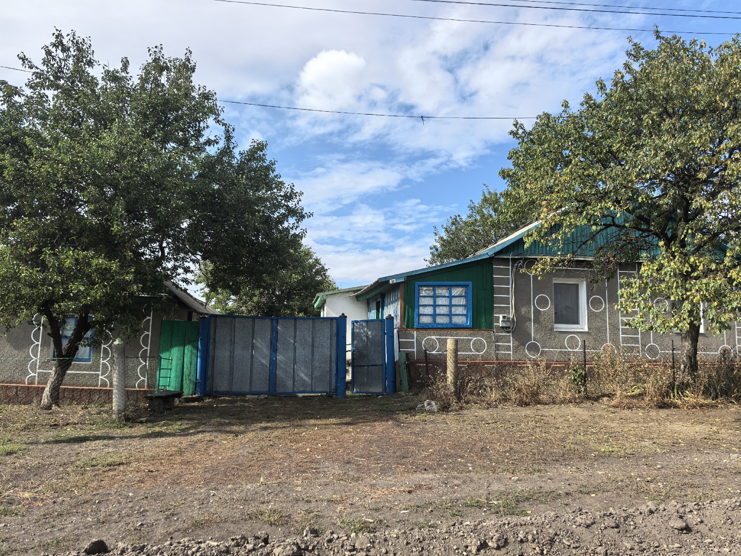 Продается дом в с. Каменка, Лутугинский р-н. В доме 6 комнат, печное отопление, металлопластиковые окна, новая крыша (2020г). Во дворе летняя кухня, ...