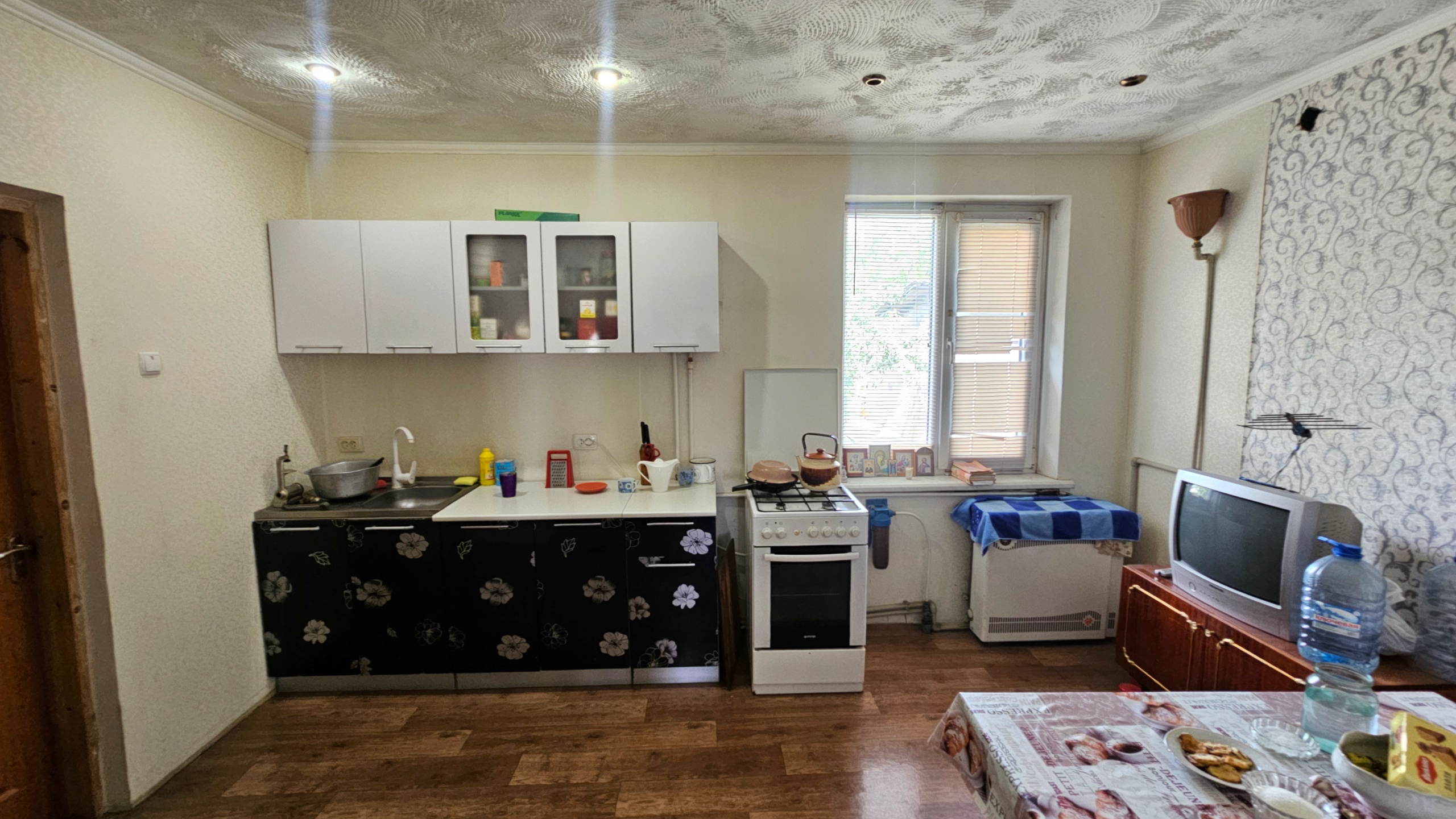 🏡Продаётся 1/2 часть дома в Свердловске, ул. Украинская, р-н Автовокзала — отличное расположение. 📐Площадь: =87 м2. Планировка: 2 спальни , зал , гостиная , просторная кухня , большой санузел . 🛠Газовое индивидуальное отопление. Есть скважина. Все окна металлопластиковые. Крышу меняли. На полу — ламинат и лин...