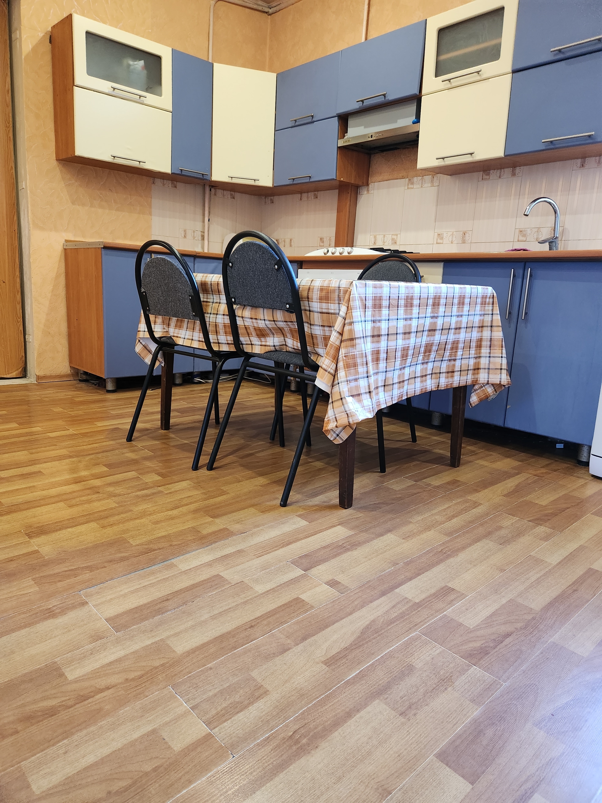 ‼‼Продаеться просторный, светлый, теплый дом 85м.кв. г.Луганск в районе ул Чапаева возле 4-ой школы. 🌳 Земельный участок 10 соток приватизирован ✅ 3 жилые комнаты: просторный , светлый зал 30 кв.м., две спальни (16 и 13кв.м), кухня (18 м.кв ), высота потолков 2,85 м. ✅Двухконтурный котел обеспечит комфорт в л...