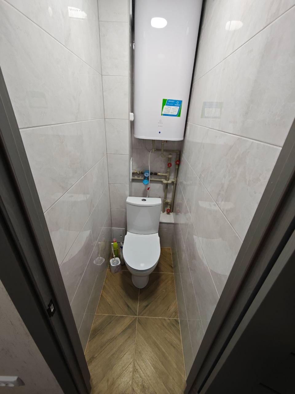 Продается 1-комнатная квартира в г. Перевальск 💰 Цена: 2 250 000 руб. (возможен торг реальному покупателю) Основные характеристики: 📏 Площадь: 1-комнатная, не угловая 🏠 Состояние: новый ремонт, никто не жил ✅ Коммуникации: Автономное электроотопление Теплый пол Накопительный бак Полная замена проводки с подъе...