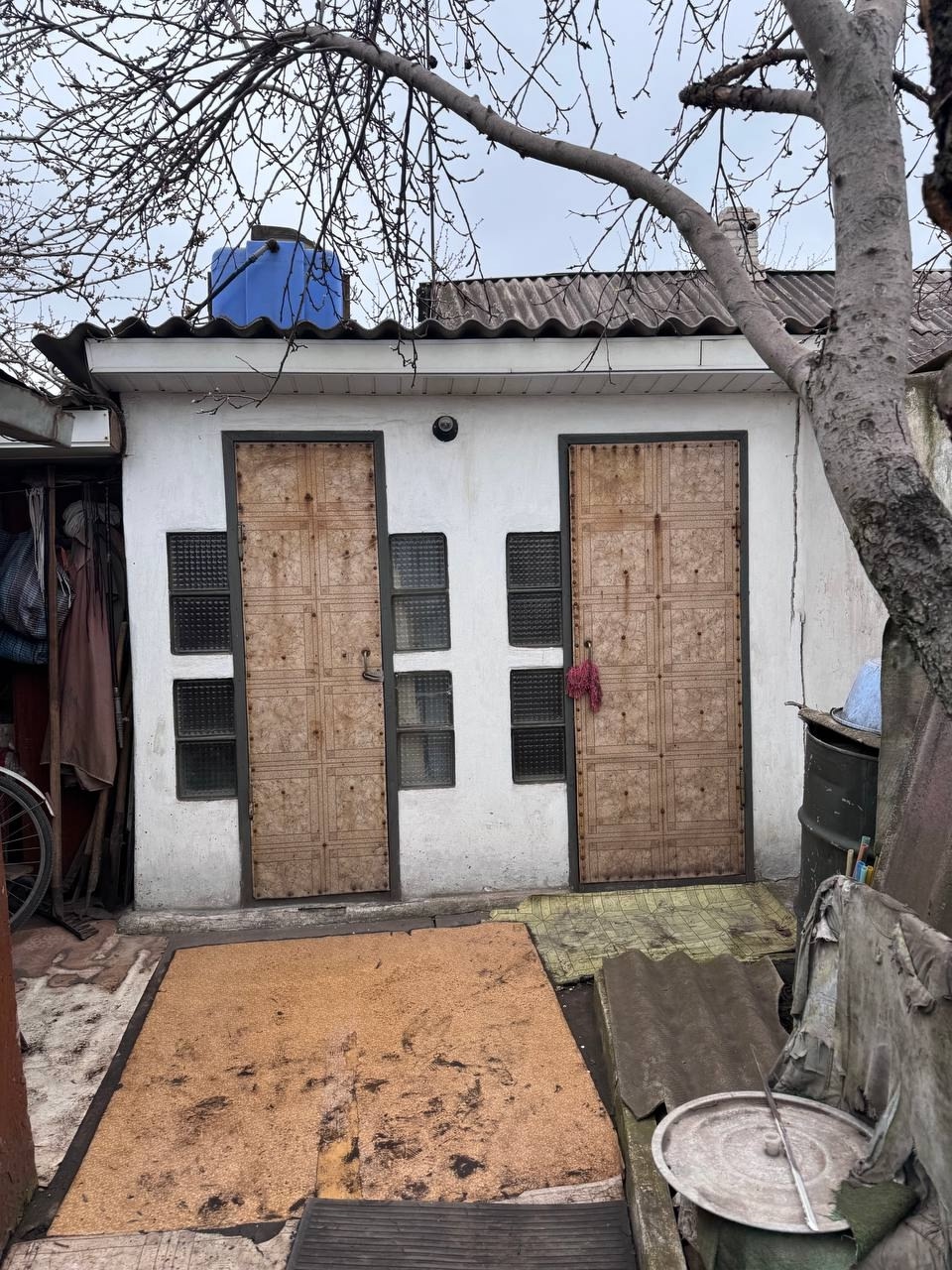 г. Алчевск Продается 1/2 дома по улице Крылова, район остановки старого депо(по тройке). Общая площадь 49 кв. м. В доме 2 комнаты, МП окна, индивидуальное отопление(одноконтурный котел), газ, вода централизованная, санузел в доме и на улице, жилое состояние. На территории дома имеются хозпостройки: летняя кух...