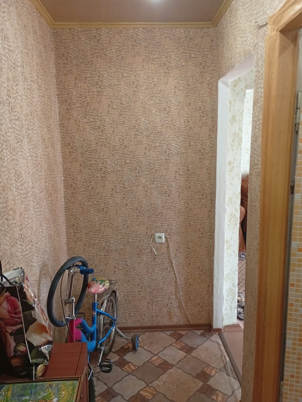 Продается 2- х комнатная квартира, г. Стаханов, ул. О. Кошевого д.22 . Рядом школа 26, детский сад. Площадь 43,3 КВ м 3 этаж 4-ти-этажного кирпичного дома. Окна пластиковые В квартире летом всегда свежо и не жарко. Квартира в середине Окна на 2 стороны Балкон В квартире индивидуальное отопление, котёл 2-х кон...