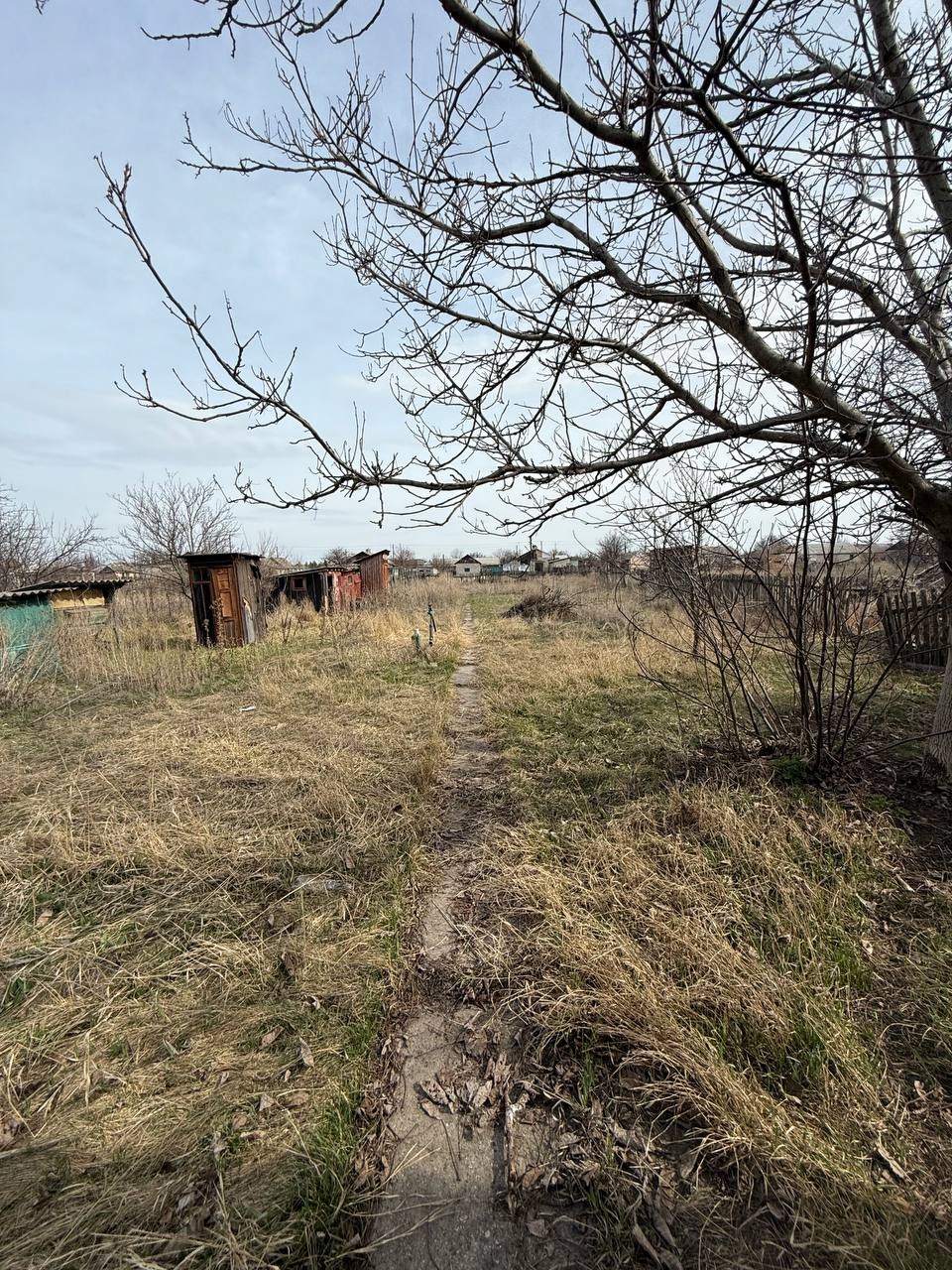 Продам Станица -Луганская, Кондрашова 1/2 часть дома.Участок 12 соток отдельный вход и заезд для автомобиля. Дом 50 кв.м., из трех комнат две изолированные кухня проходная газ форсунка,окна м/п, h 2.6 м, крыша металла черепица. Вода скважина во дворе, гараж со смотровой ямой, летняя кухня. Цена 1 300 000₽. +7...
