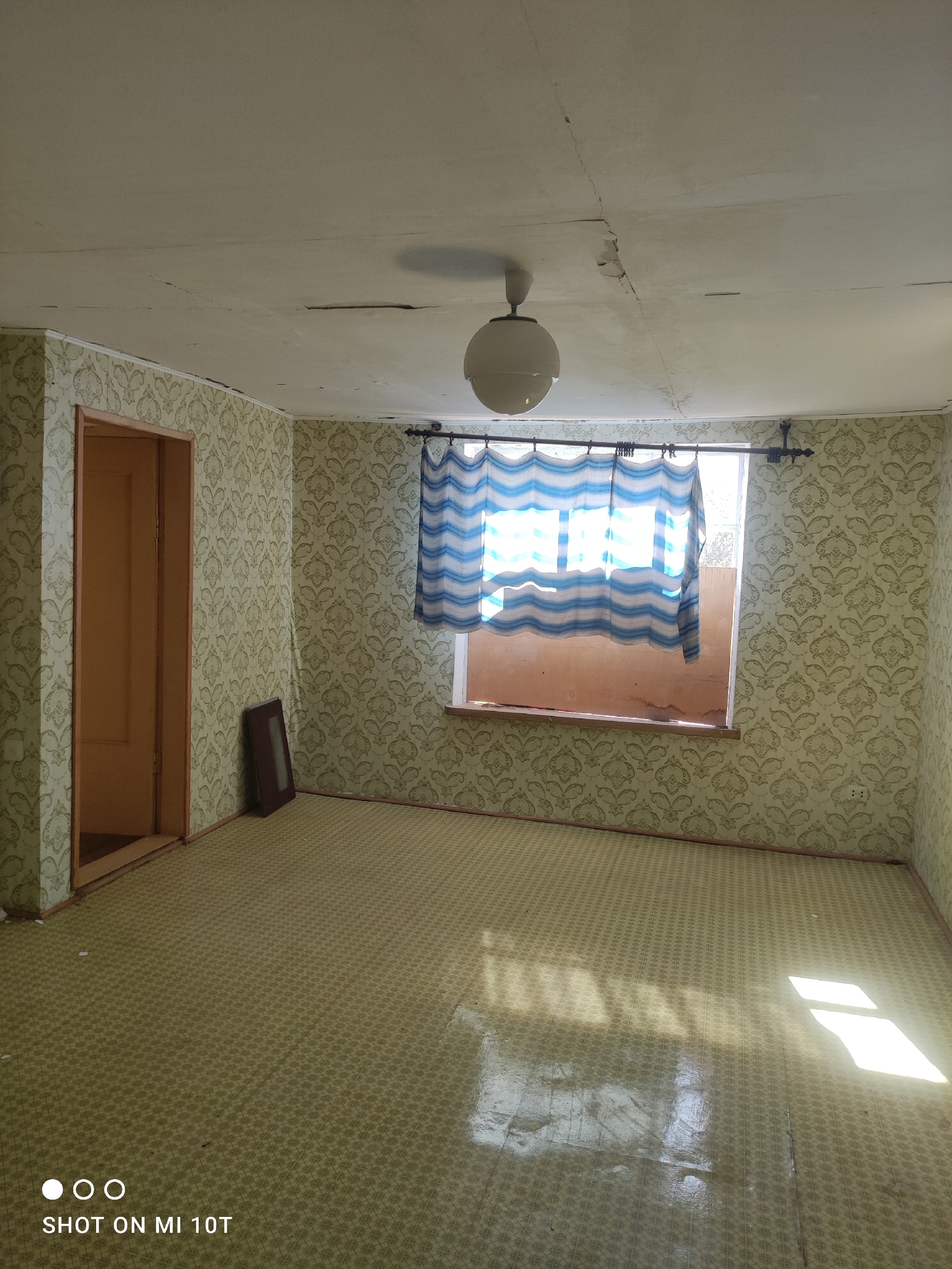 Продам дачный участок 6 сот.приват.фруктовые деревья .вода,свет в доме две ёмкости под воду в доме действ.камин ванная туалет в доме 100м2 Кооп."прогресс" Луганск верхн.камброд ц.700 т.р.торга нет т.+79591104614...