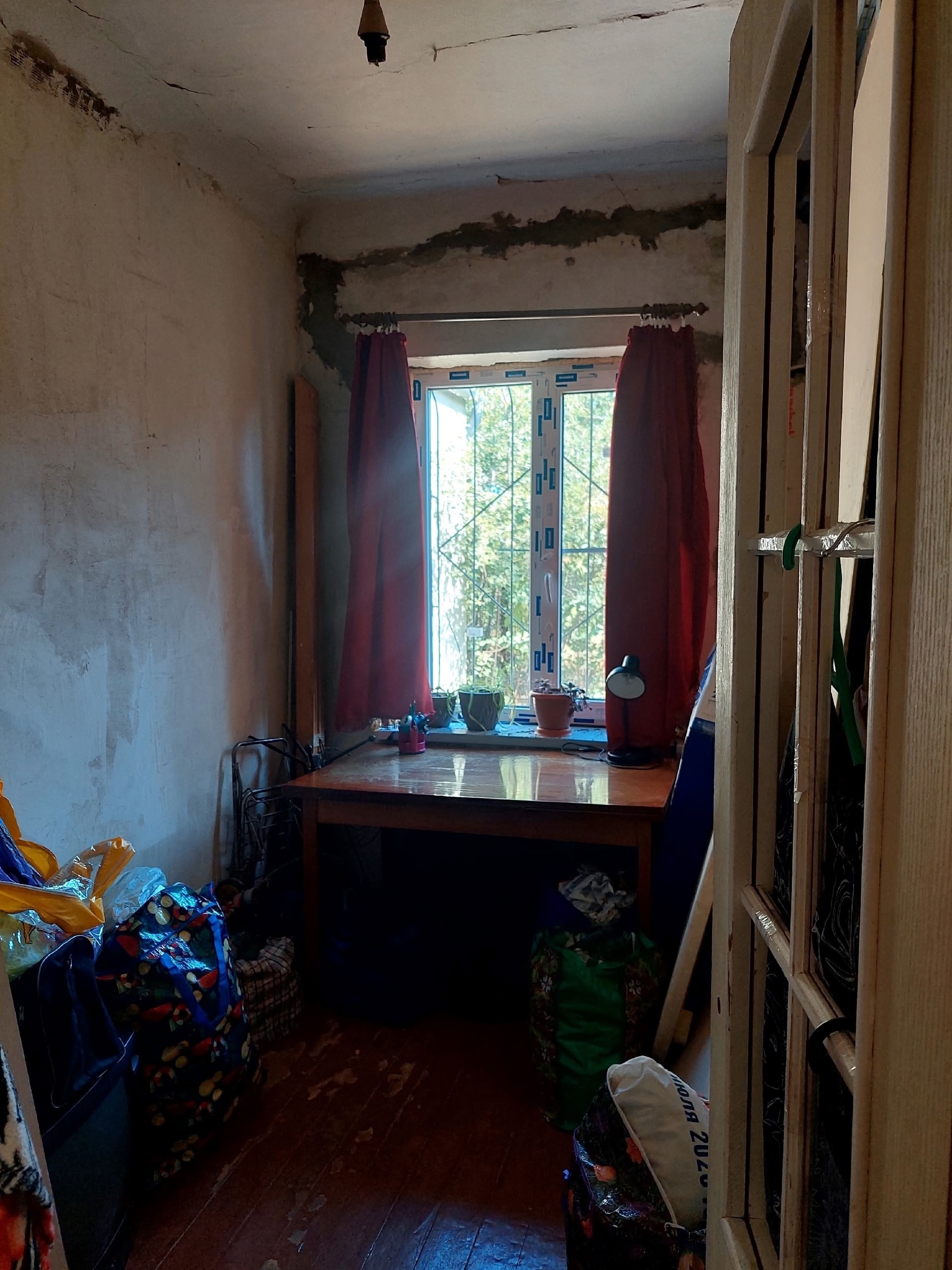 Продам дом на 2-х хозяев, ул. Мирная, район Таксопарка, рядом МакДак, Электрон. Общая площадь 55м2, 3 комнаты, из них 2 изолированных комнаты и 1 проходная. Косметический ремонт, жилое состояние. Кухня, с/у совмещен, двухконтурный котёл. Остается почти вся мебель и техника. Центральное водоснабжение, земля 4 ...