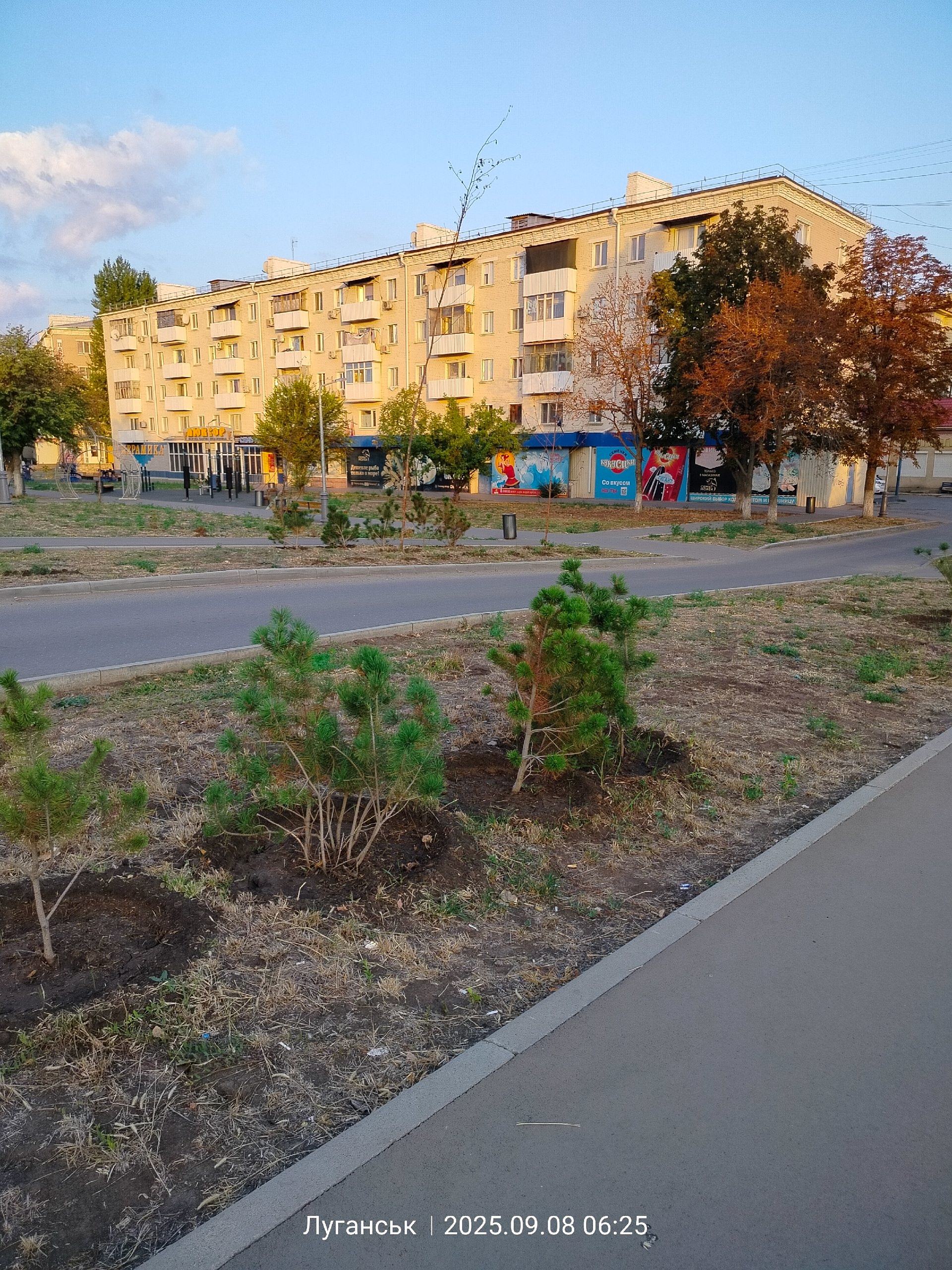 Продам квартиру 1-ком, в г. Луганск, кв. Гаевого, 19. Общая площадь 33,1 кв. м Жилая площадь 16,5 кв. м Кухня 6,8 кв. м Санузел совмещённый Квартира расположена на 4-м этаже. Окна на солнечную сторону, на центральную улицу. Квартира теплая. Полы деревянные, балкон м/п, кондиционер. Мебель, которая на фото, ос...
