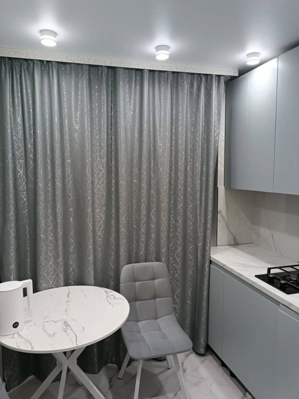 Продам 1-кк на Кв. Гагарина . 4 этаж 5 этажного дома. Общая площадь 33 м 2. В квартире Современный , качественный ремонт 2025 года. Мощный инверторный Кондиционер, бойлер, бытовая техника (холодильник, стиральная машинка) - остаётся в подарок. Установлена новая входная дверь. Окна м/п. Пол -ламинат; санузел в...
