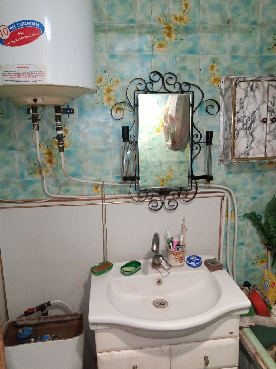 Продам 1- комнатную квартиру с АО. Артёмовский р-н, пгт Юбилейное, 1/5 эт. панельного дома (хрущёвка) Автономное отопление, напольный котёл, все разрешения и регистрация есть. Солнечная сторона. Металлопластиковые окна. Установлены счётчики воды, электричества, газа. Общая площадь 30.2 В шаговой доступности -...