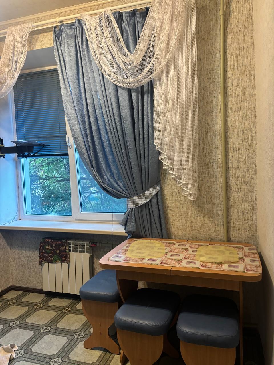 Сдам 2- к квартиру 54 кв. м. в центре Луганска, ул. Челюскинцев (р- н кинотеатра Луч), на длительный срок 4/4 этаж. Квартира в хорошем жилом состоянии: совместный С/узлел, 2 изолированные комнаты. В квартире: раскладной диван, 2- х спальная кровать, стир. маш. авт., телевизор, холодильник, эл. чайник, кондици...